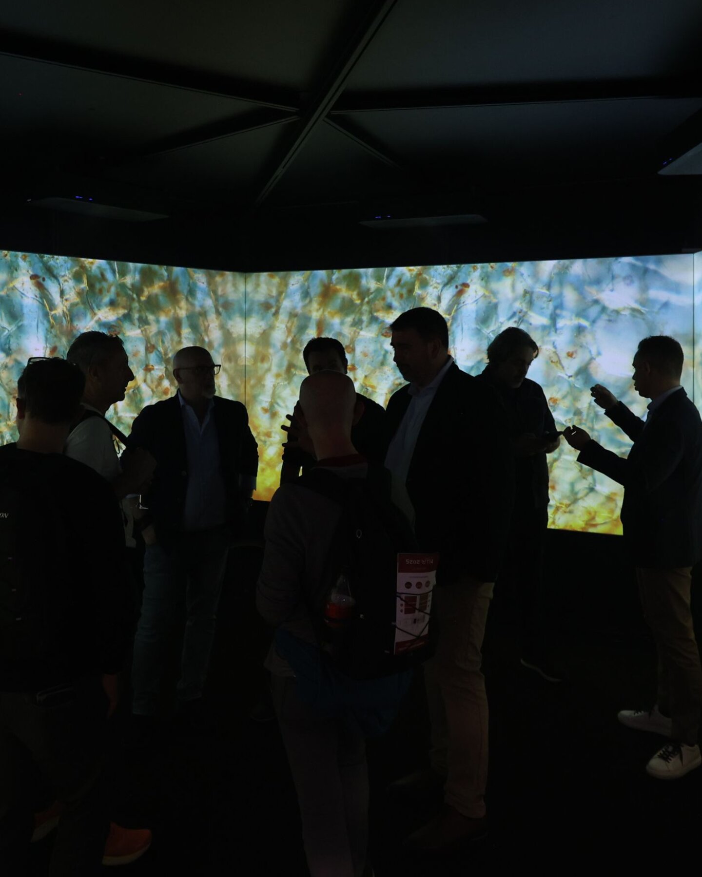 Professionisti all’interno di una sala immersiva a MIR, tra contenuti multimediali e tecnologie visive avanzate