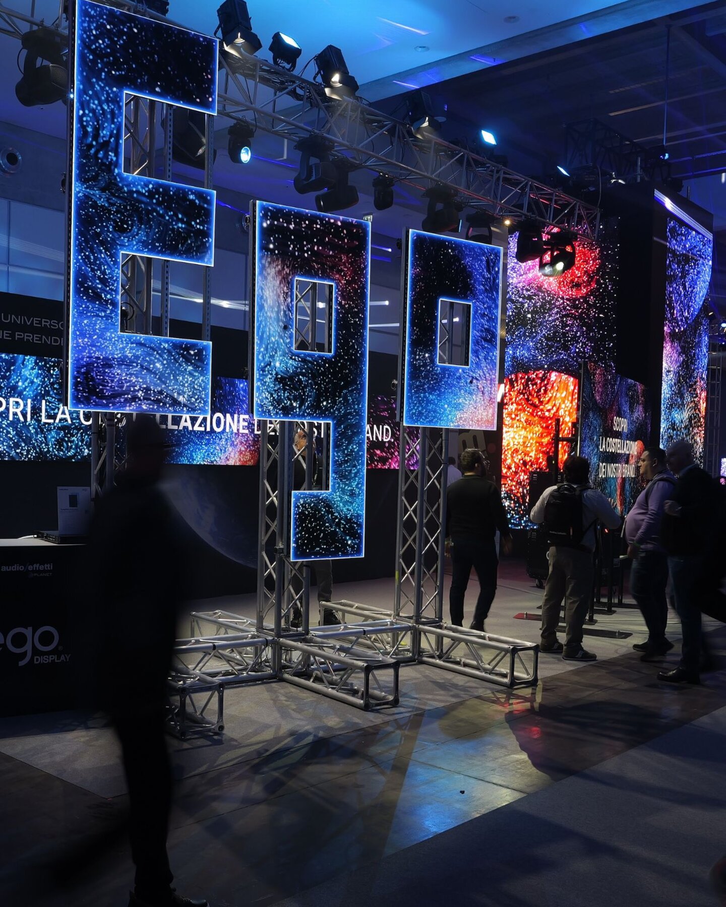 Installazione luminosa e schermi LED immersivi all’interno di uno stand fieristico innovativo