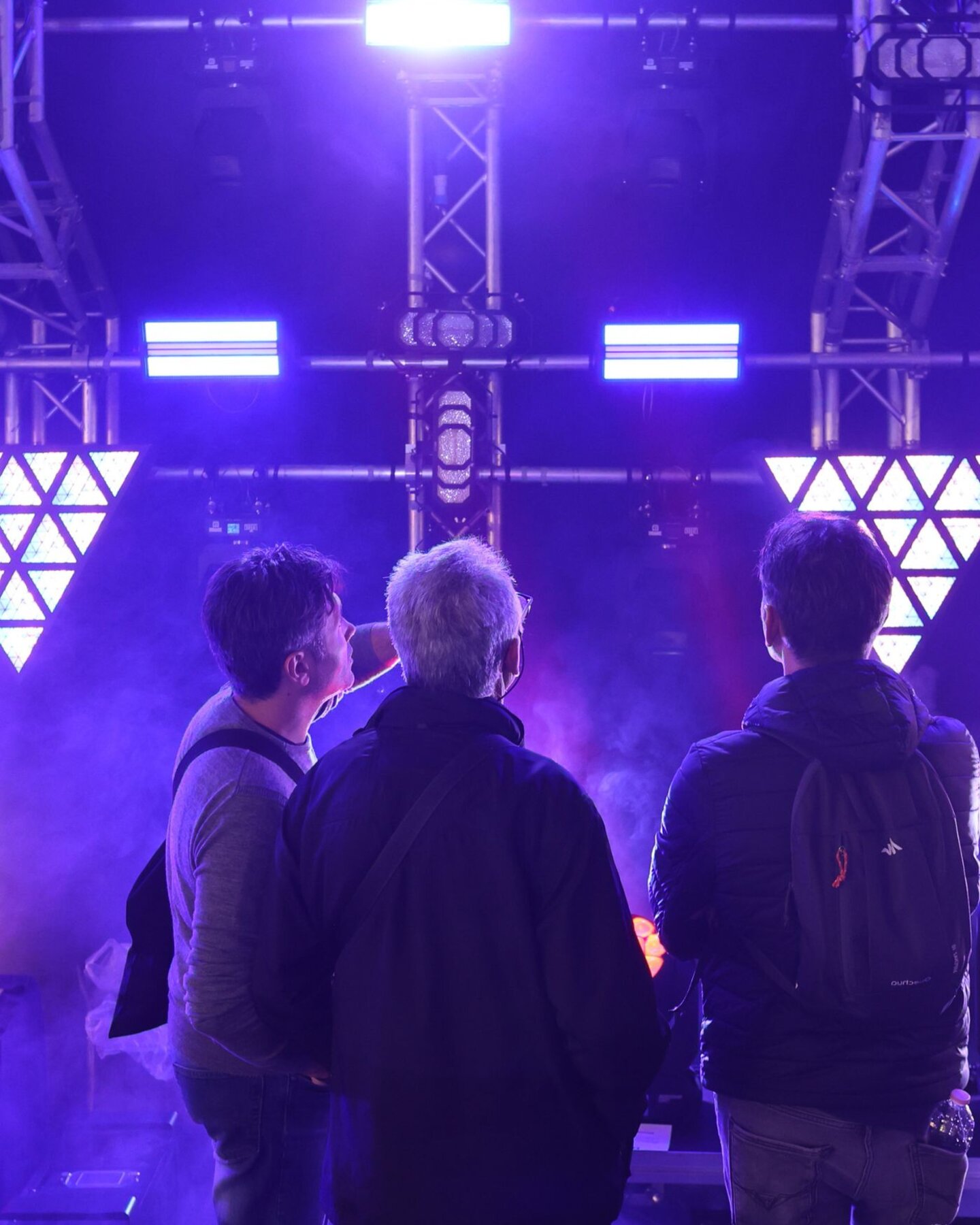 Visitatori osservano un’installazione luminosa immersiva a MIR, esperienza condivisa tra professionisti