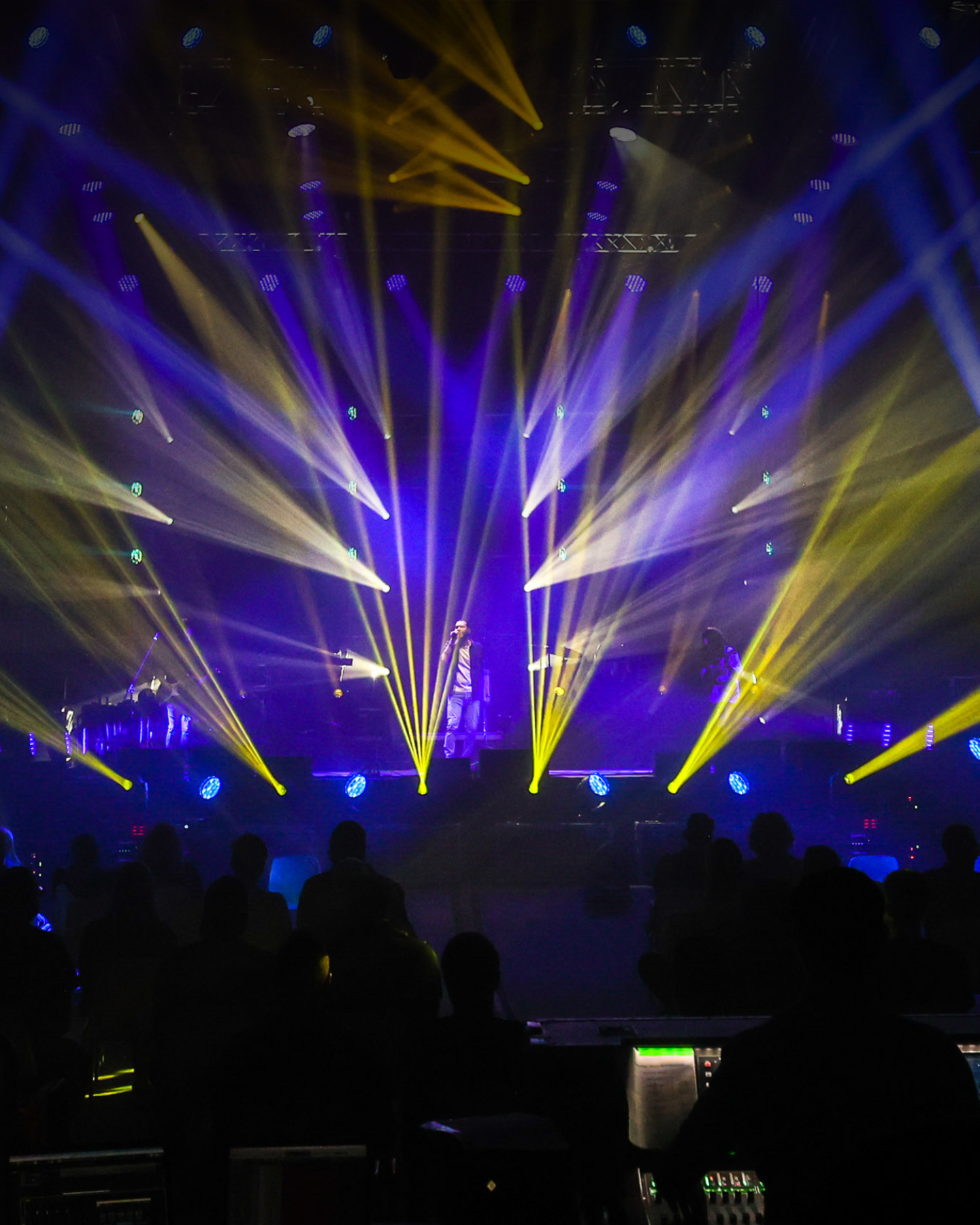 Spettacolo luci e audio durante Live You Play a MIR, con pubblico e tecnologie in dimostrazione dal vivo