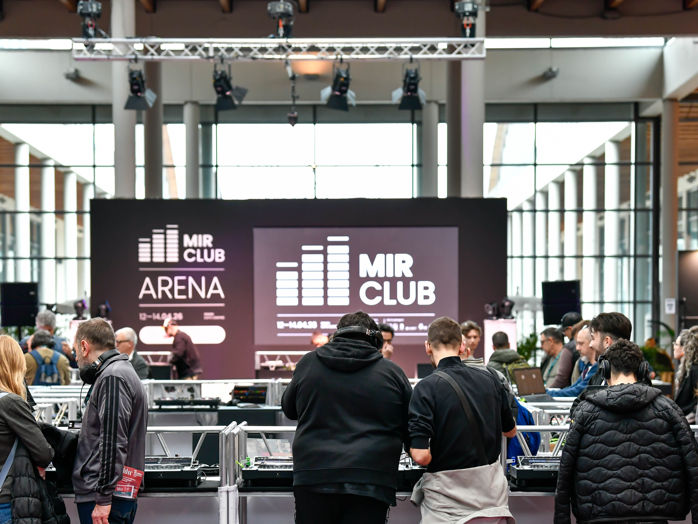 Visitatori provano consolle DJ e tecnologie audio nell’area MIR Club Arena