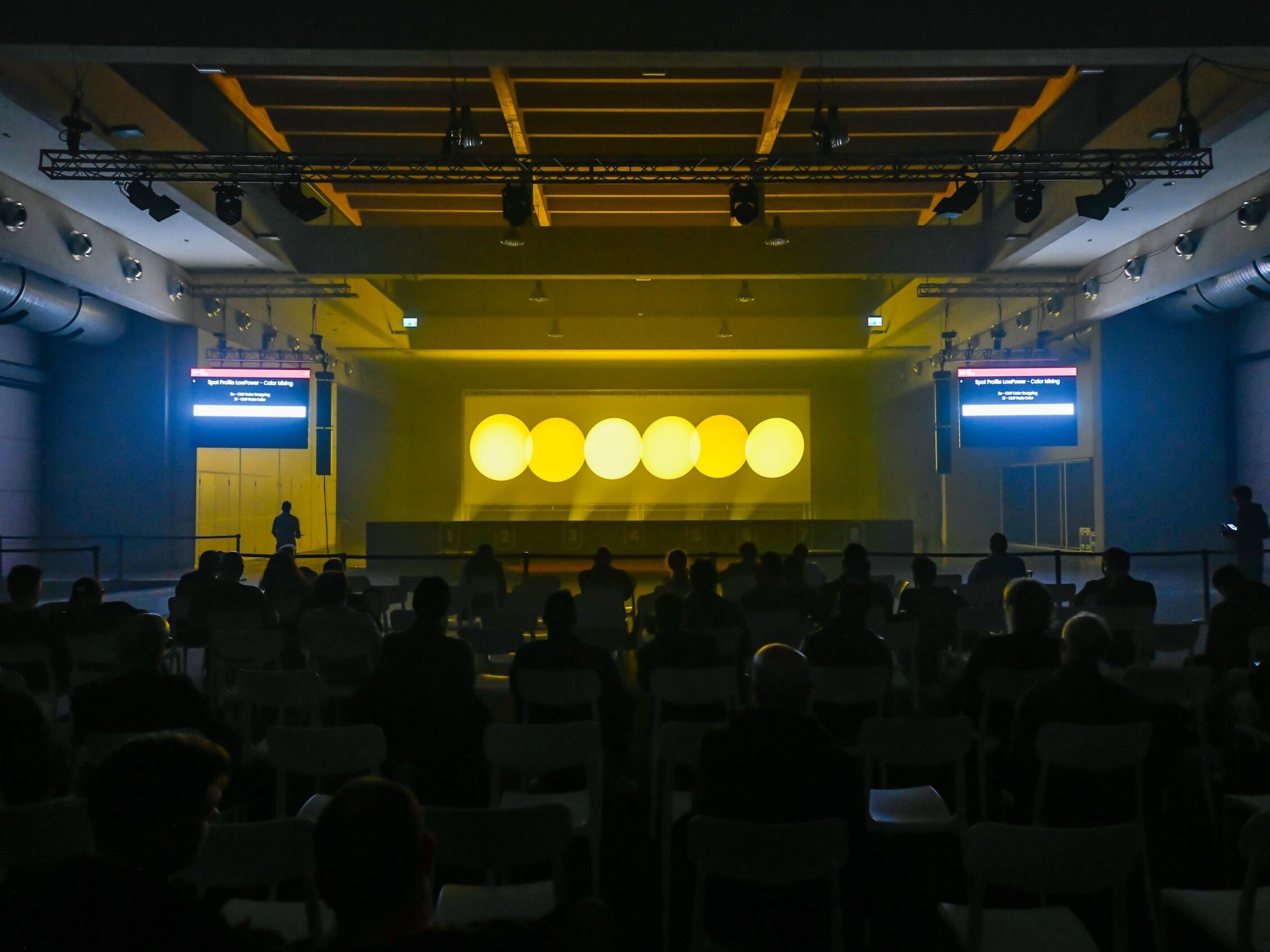 Test comparativo di fari con luce gialla davanti al pubblico professionale nell’area MIR Illumino