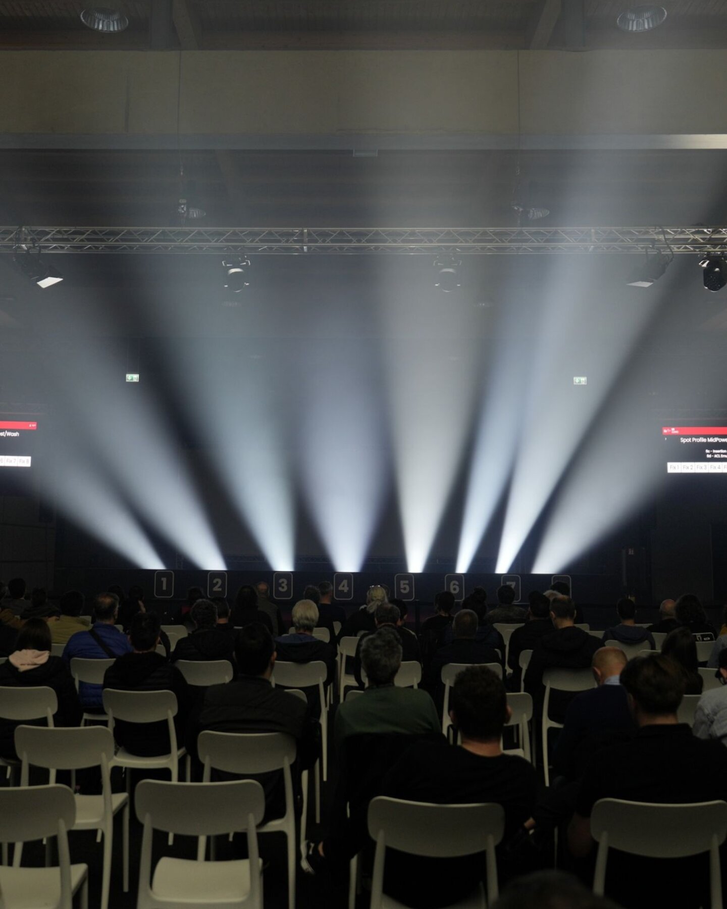 Test di fari professionali con fasci di luce bianchi nell’area MIR Illumino dedicata al lighting