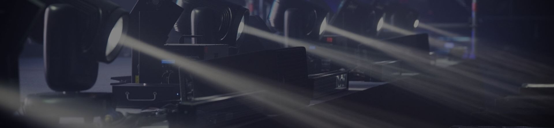 Proiettori e luci professionali in funzione durante test tecnico in fiera MIR