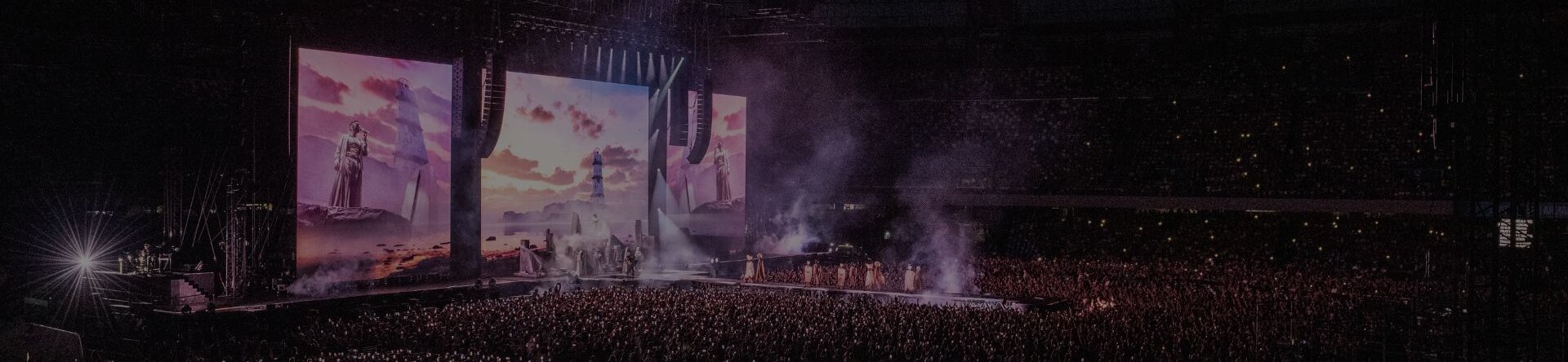 Concerto di Marco Mengoni con palco illuminato, maxischermi e pubblico nello stadio | © Comunicarlo