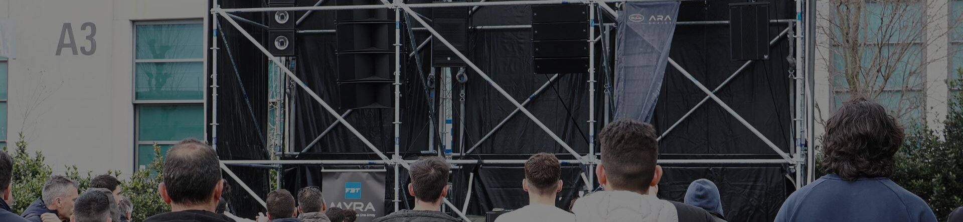 Spettatori osservano sistema audio professionale durante test all’aperto al Sound Power 2025